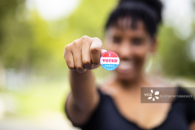 年轻的黑人女性展示已投票贴纸图片素材