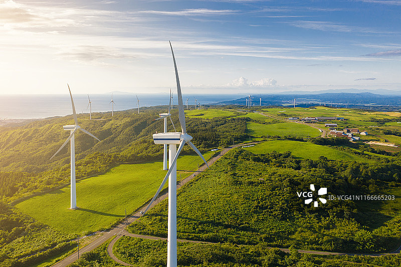日本秋田县仁贺保高原的风力涡轮机图片素材