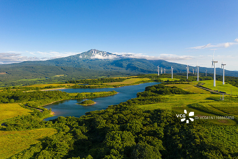 秋田县仁贺保市，美丽的鸟海山风力涡轮机图片素材