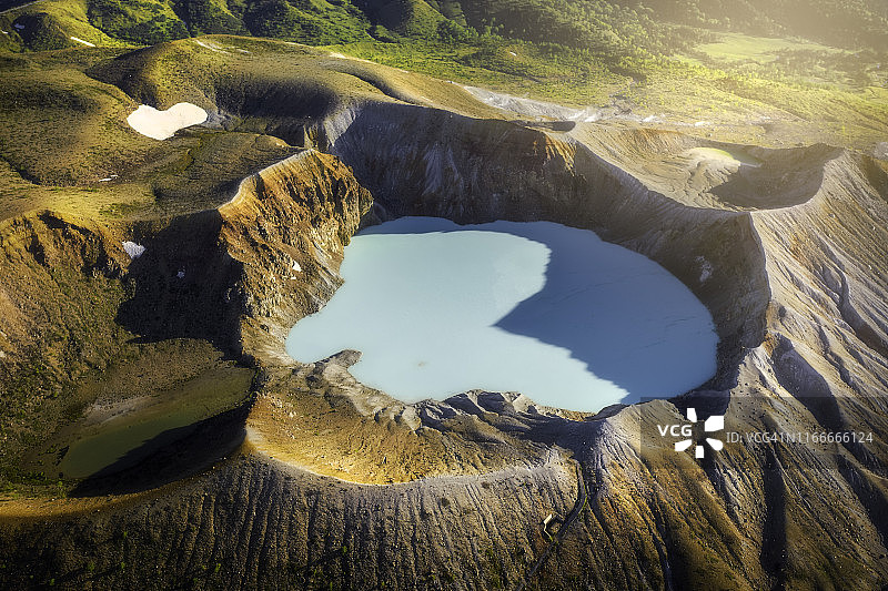 日本群马县活火山草津白根山高角度景观图片素材