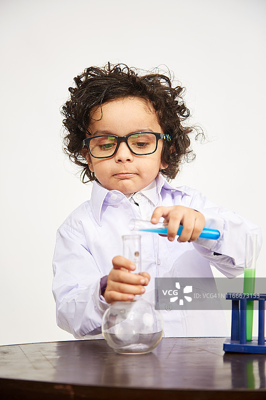 做实验的小科学家图片素材