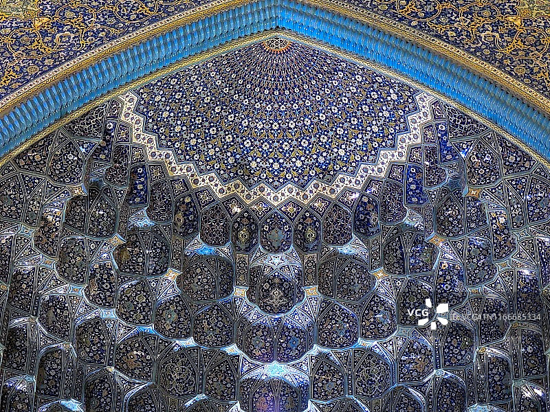 伊朗伊斯法罕伊玛目清真寺拱顶上的精美伊斯兰艺术图片素材