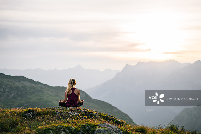 女人在山顶做瑜伽图片素材