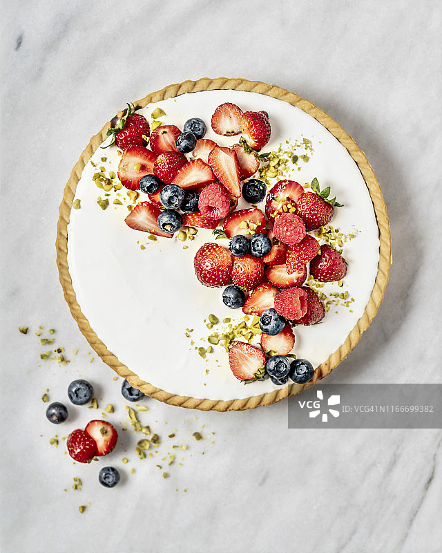 白色背景上的浆果馅饼图片素材