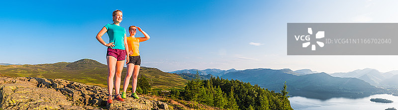 活力少女站在山顶俯瞰全景图片素材