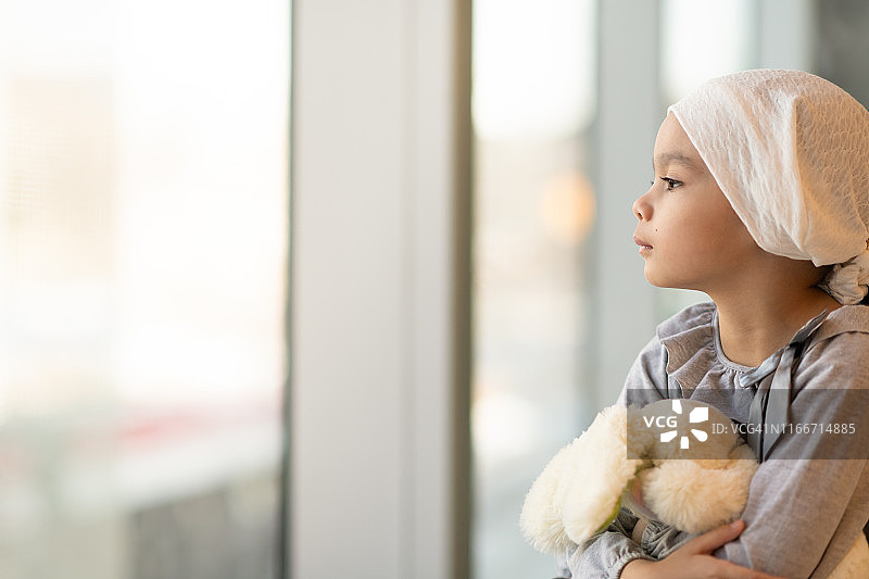 患有癌症的年轻少数民族女孩肖像图片素材