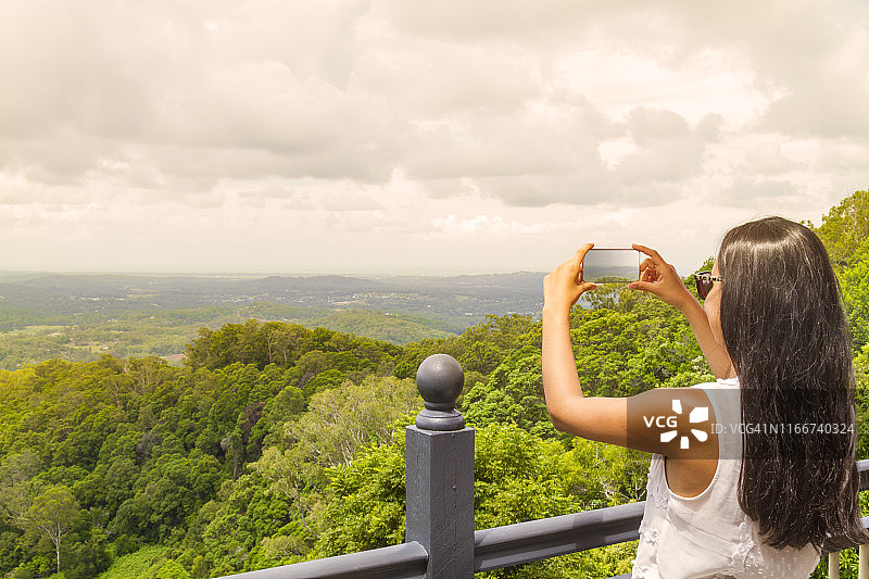 在澳大利亚阳光海岸蒙特维尔拍照的时尚年轻女子图片素材