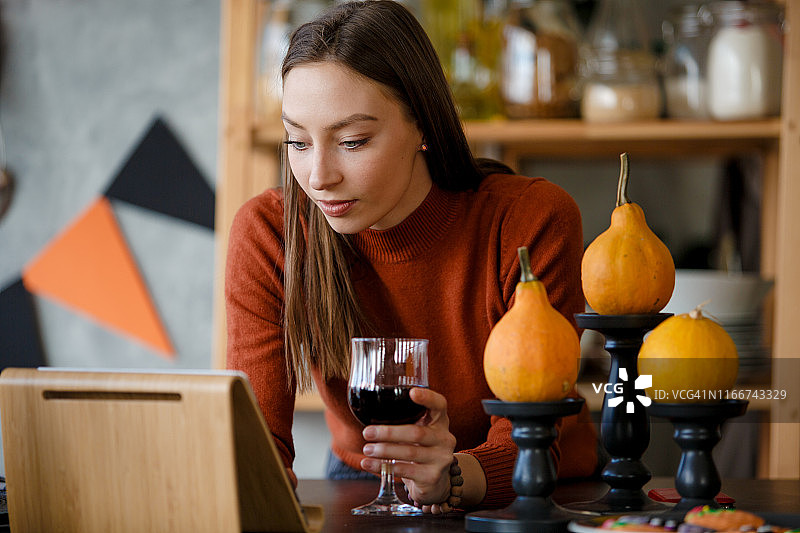 万圣节期间使用平板电脑的女人图片素材