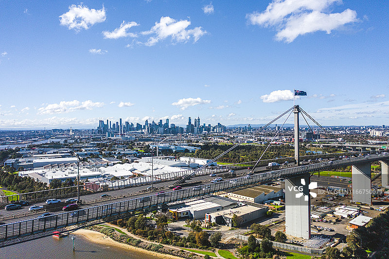 墨尔本天际线背景下的韦斯特盖特大桥澳大利亚国旗航拍图片素材