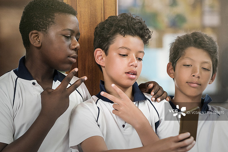 学生们自拍时做出和平手势图片素材