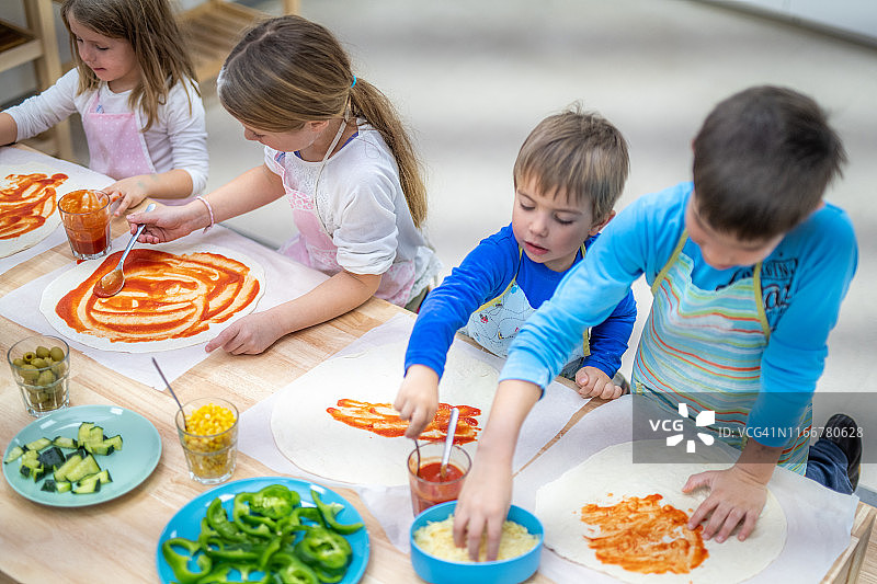烹饪课上儿童制作披萨图片素材