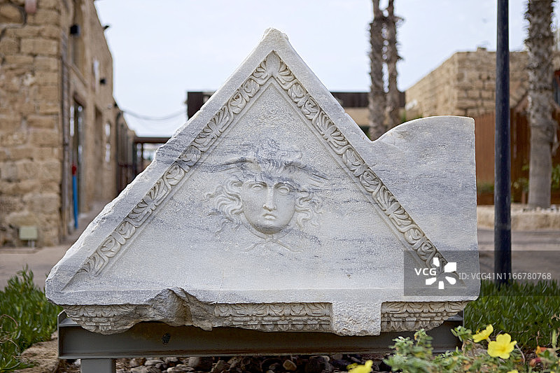 装饰有戈耳工头像的石棺盖图片素材