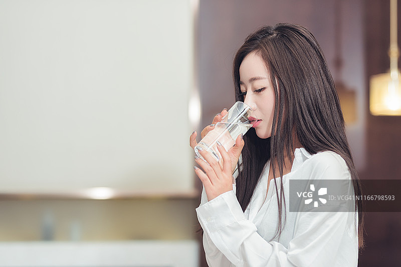 美丽的女人正在喝水图片素材