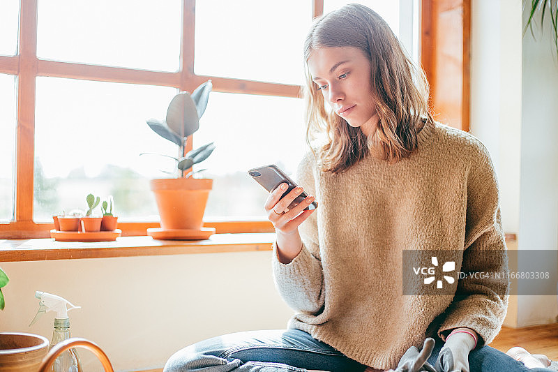 年轻的植物学家使用智能手机图片素材