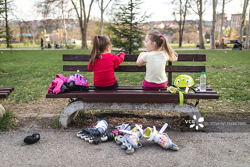 训练后休息放松的小女孩图片素材