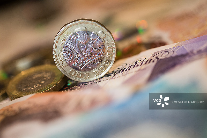 英镑硬币与五英镑、十英镑和二十英镑纸币图片素材