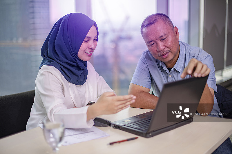 秘书与老板讨论工作图片素材