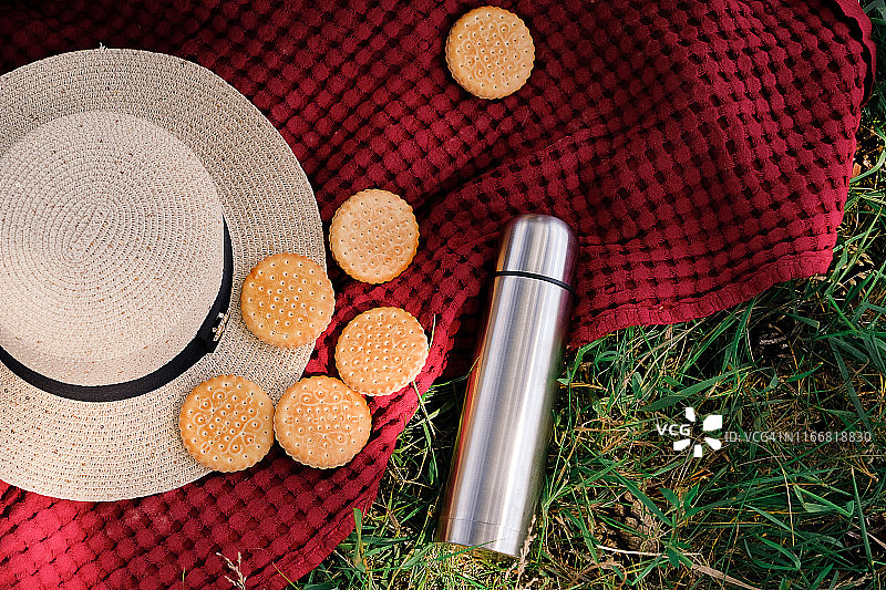休息日的夏日野餐：草帽、饼干和保温瓶图片素材