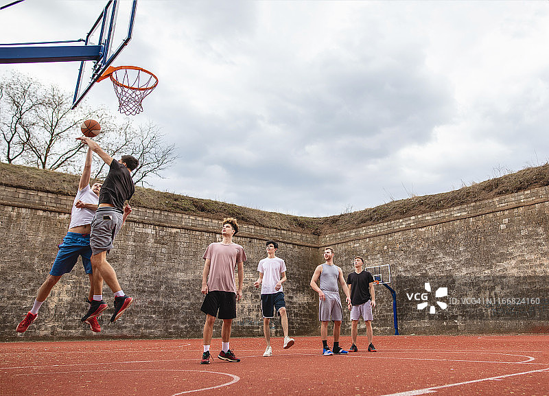 技术娴熟的篮球运动员图片素材