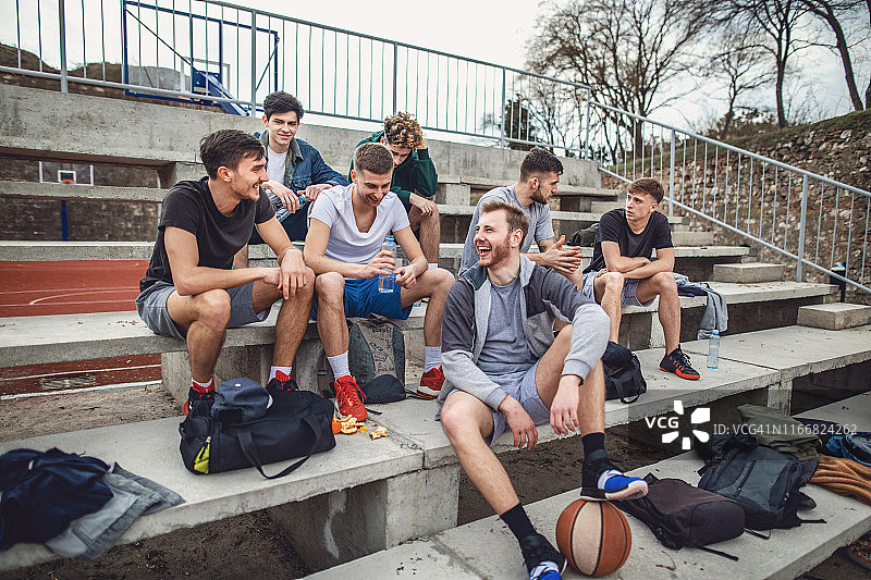 放松时互相开玩笑的篮球队图片素材