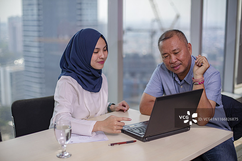 秘书与老板讨论工作图片素材