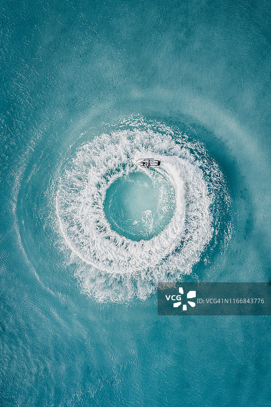 百慕大海上摩托艇的圆形轨迹（航拍视角）图片素材