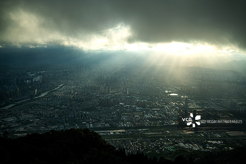 阳光下的瀑布城市风光图片素材