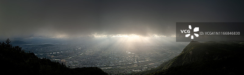 阳光下的瀑布城市风光图片素材