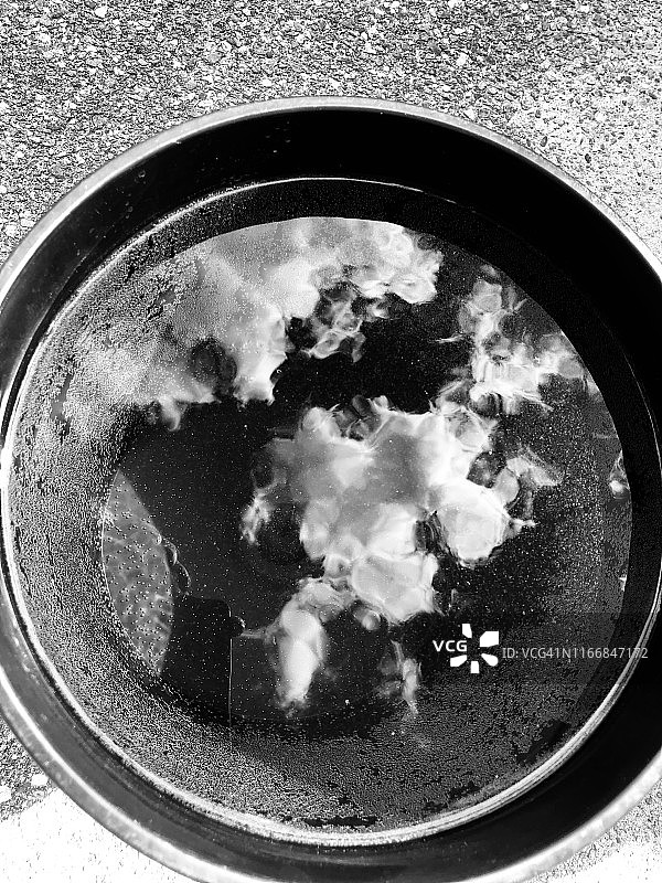 一桶水，倒映着天空图片素材