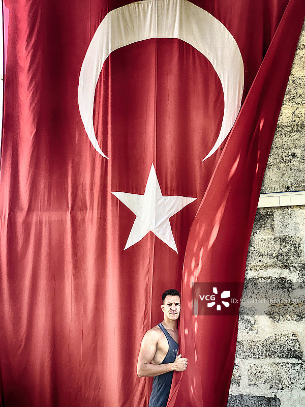 手持土耳其国旗的健壮男人图片素材