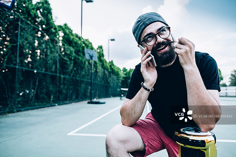 玩悬浮滑板的年轻男子图片素材