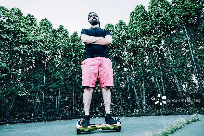 玩悬浮滑板的年轻男子图片素材