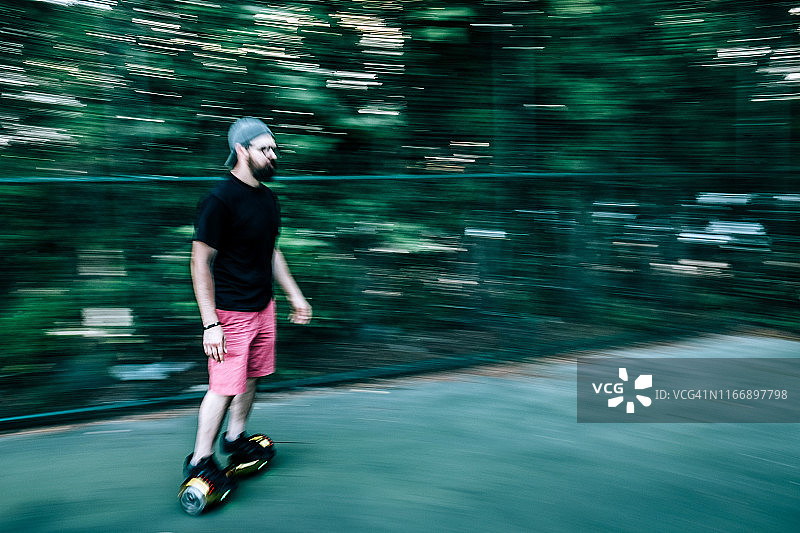 千禧一代男子骑着悬浮滑板图片素材