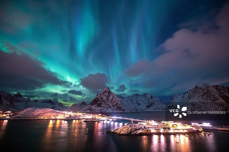 挪威罗弗敦群岛的北极光冬夜星空图片素材