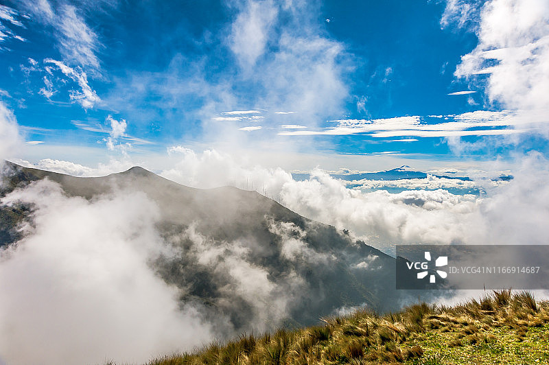 从钦博拉索火山顶峰俯瞰云层和卡扬贝火山图片素材