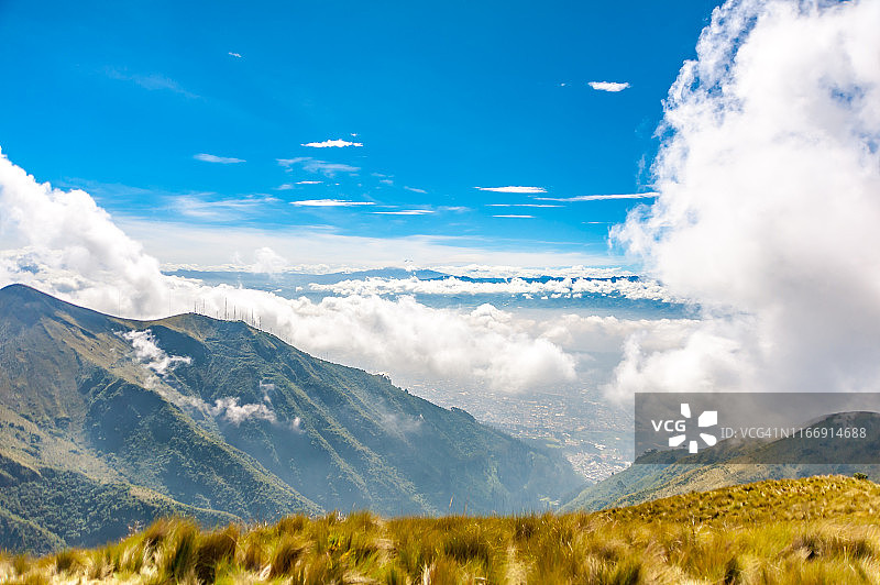 从钦博拉索火山顶峰俯瞰云层和卡扬贝火山图片素材