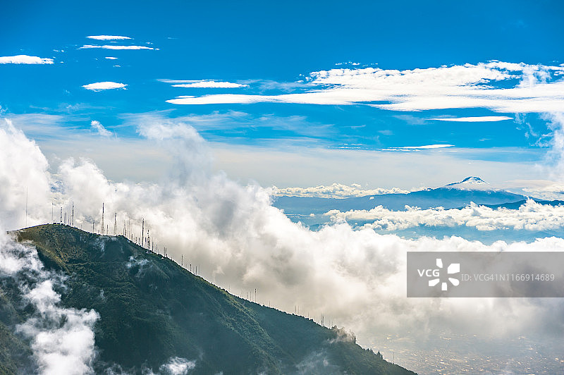 从钦博拉索火山顶峰俯瞰云层和卡扬贝火山图片素材