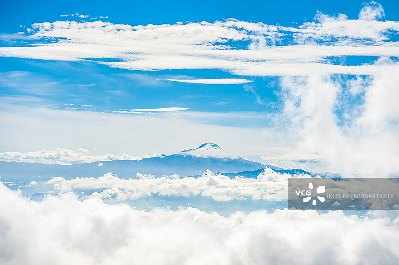 从钦博拉索火山顶峰俯瞰云层和卡扬贝火山图片素材