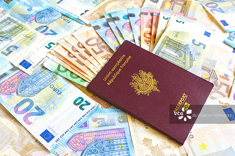 法国护照和欧元纸币图片素材