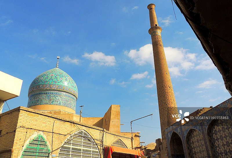 伊朗伊斯法罕的旧高大尖塔和绿松石色阿里清真寺圆顶图片素材