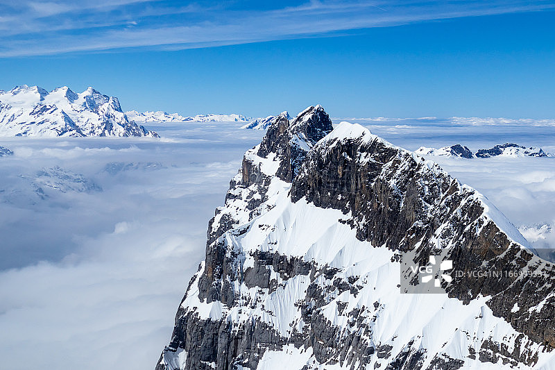 晴朗冬日瑞士阿尔卑斯山铁力士峰景色图片素材