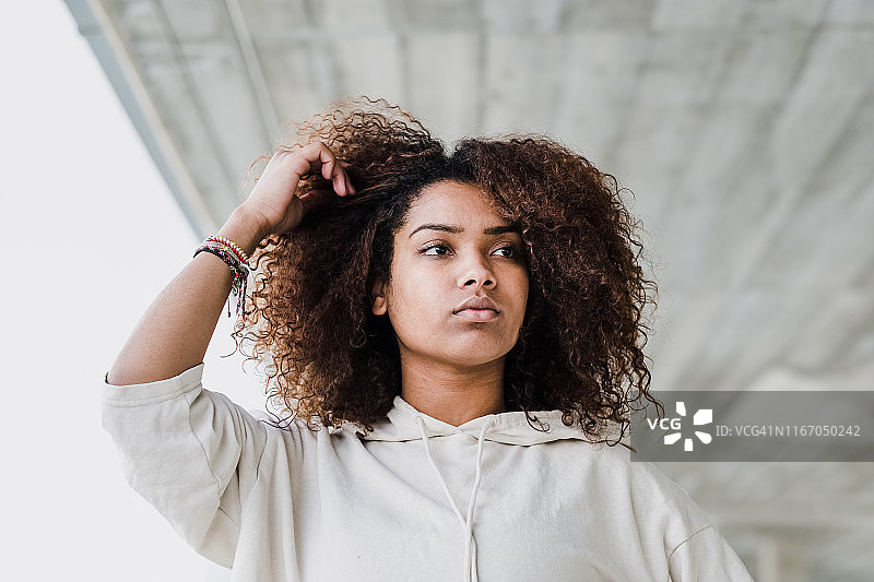 在城市地区的非裔美国妇女的肖像图片素材