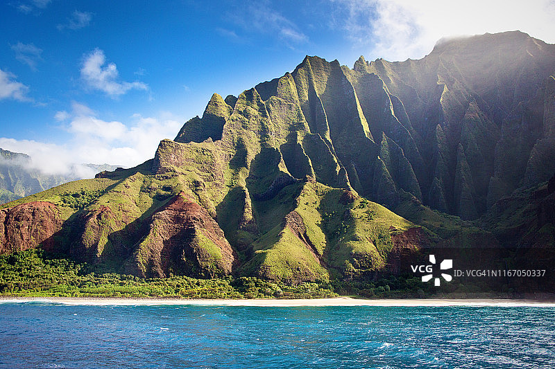 神秘的雾气笼罩的纳帕利海岸和可爱岛威美亚峡谷，夏威夷图片素材