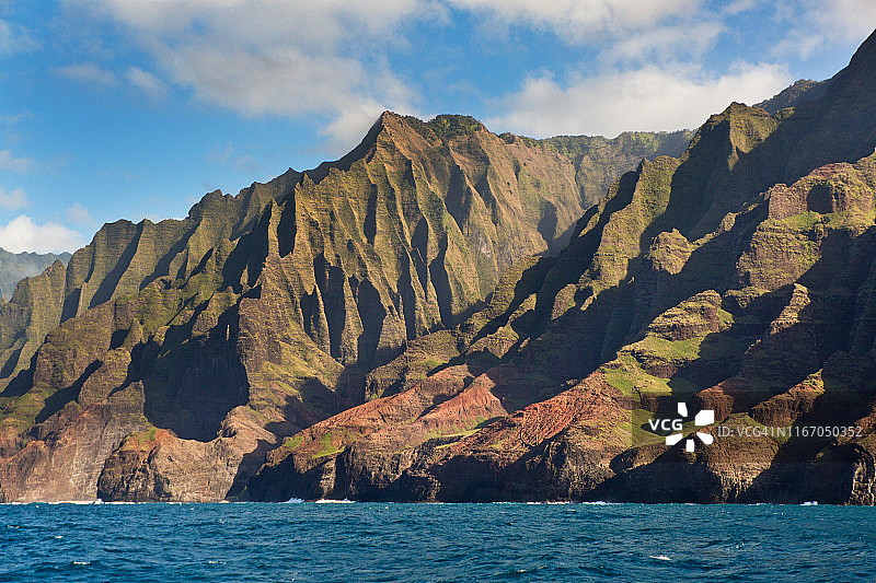 神秘的雾气笼罩的纳帕利海岸和可爱岛威美亚峡谷，夏威夷图片素材