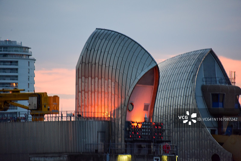 黄昏下的泰晤士河防洪闸图片素材