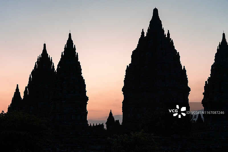 日落时分的普兰巴南寺庙剪影图片素材