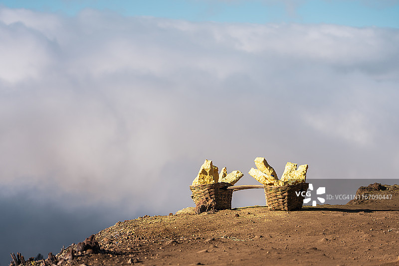 装满从伊真火山坑提取的硫磺块的柳条筐图片素材