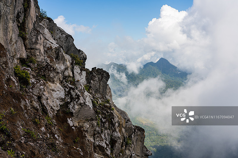 埃贡火山坡与云彩图片素材