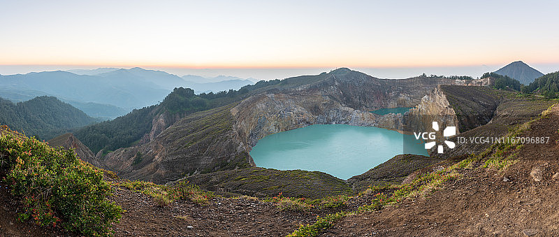 日出时分的吉利图火山湖全景图片素材