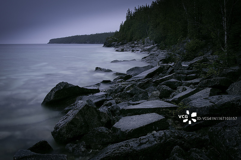 布鲁斯半岛国家公园的岩石海岸线图片素材